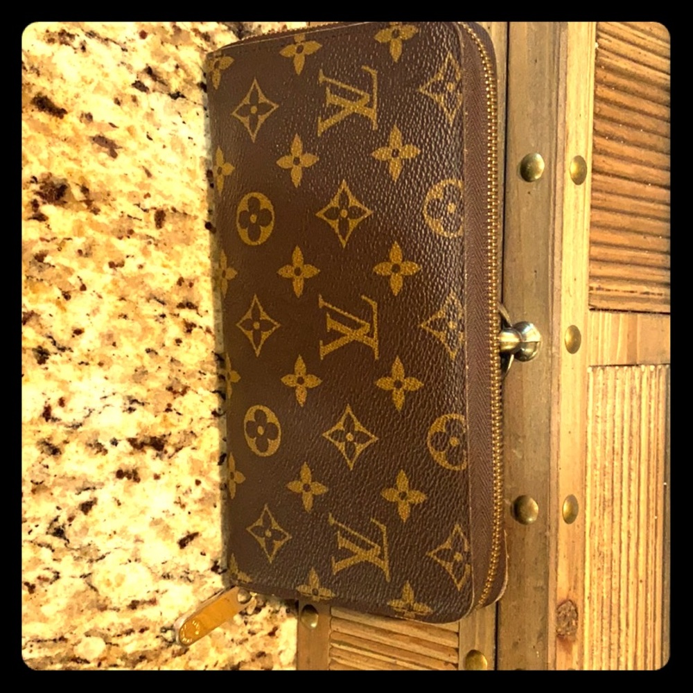 Authentic Louis Vuitton Monogram Zippy